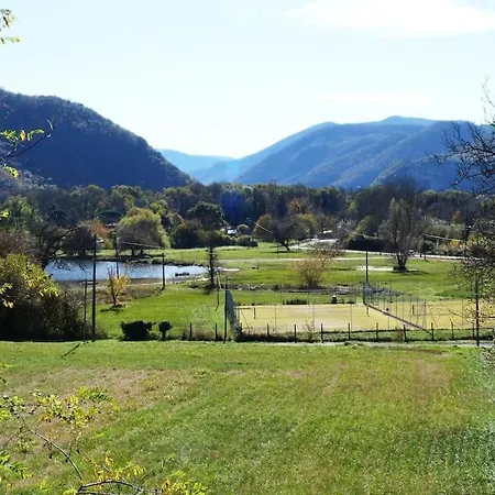 Les Pyrenees Au Bord De L'eau Casa de Férias *