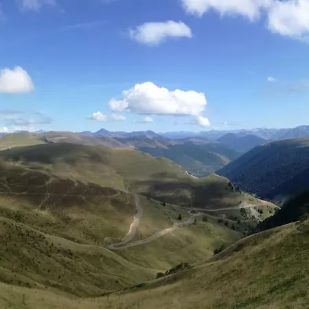 Les Pyrenees Au Bord De L'eau *